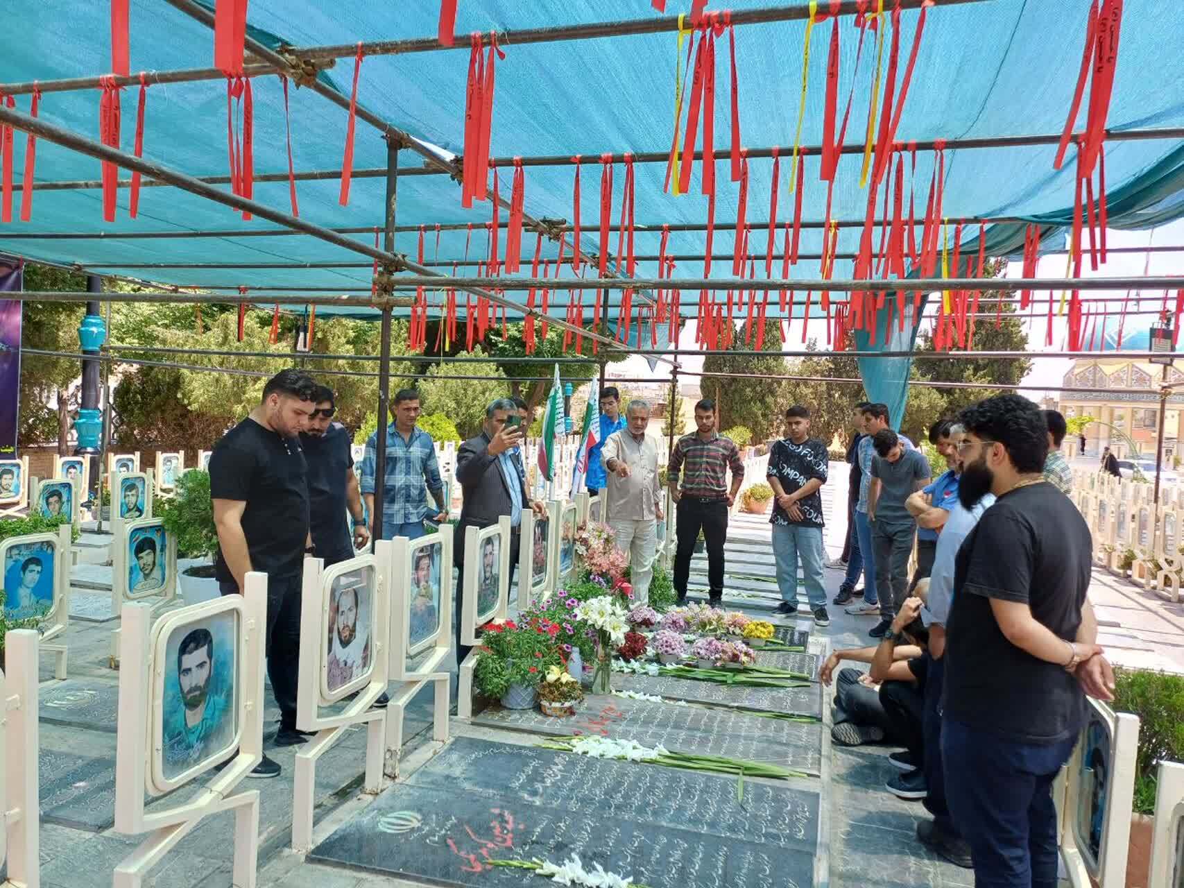 زنگ دفاع مقدس در گلزار شهدا/ دانشجویان پشت خاکریز شهدا خیمه زدند زنگ دفاع مقدس در گلزار شهدا/ دانشجویان پشت خاکریز شهدا خیمه زدند