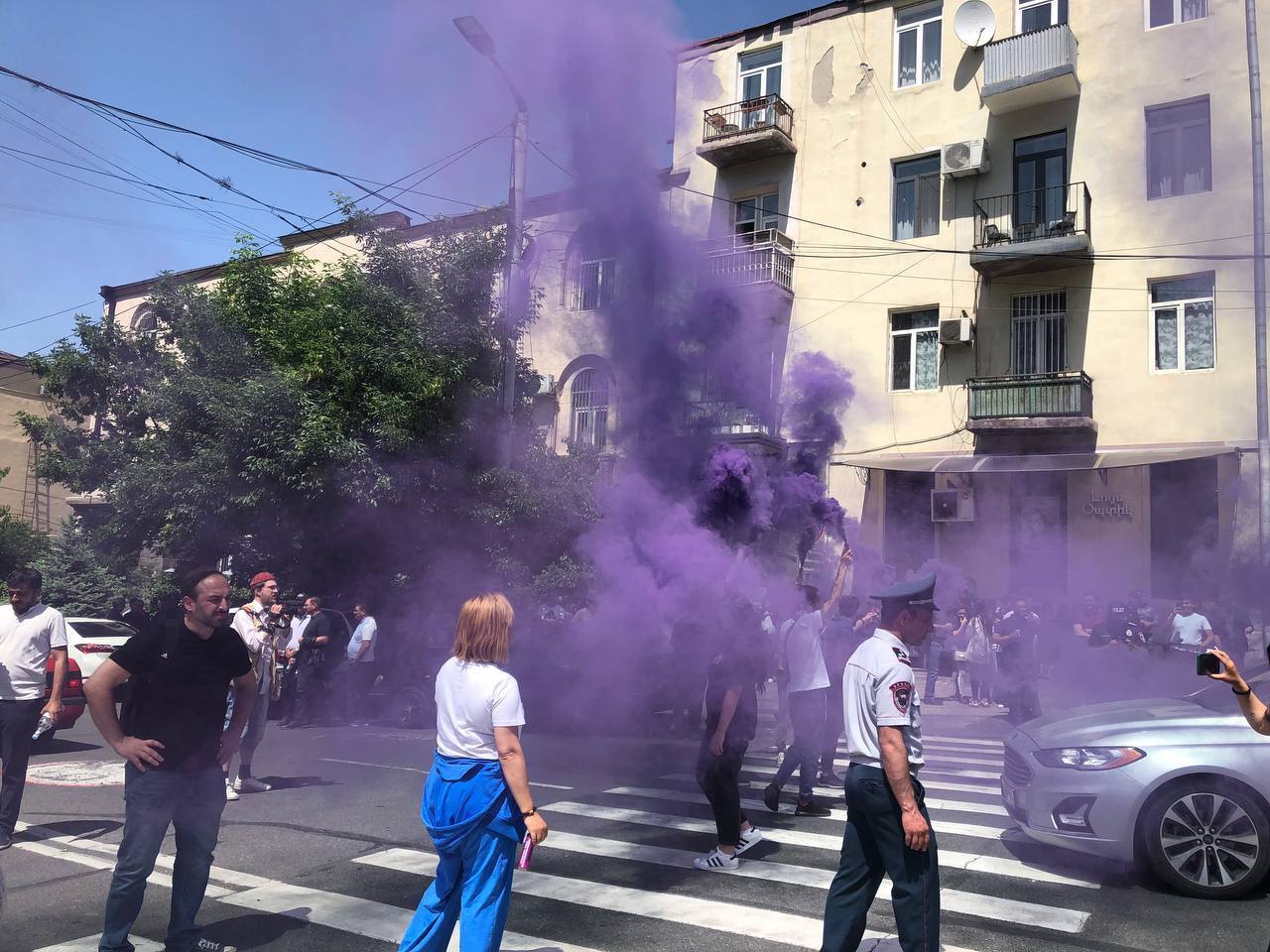 محاصره ساختمان وزارت کشور ارمنستان توسط معترضان+ فیلم محاصره ساختمان وزارت کشور ارمنستان توسط معترضان+ فیلم