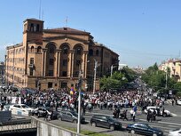 محاصره ساختمان وزارت کشور ارمنستان توسط معترضان+ فیلم و عکس