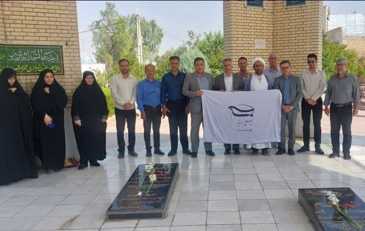 گلباران مزار مطهر شهدای گمنام و دیدار با خانواده شهید غلامیپورفرد گلباران مزار مطهر شهدای گمنام و دیدار با خانواده شهید غلامیپورفرد