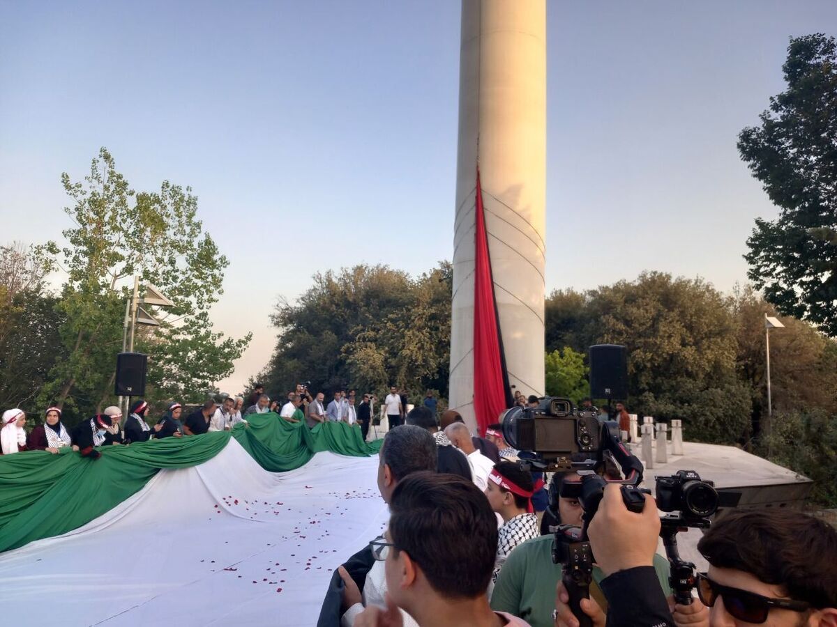 اهتزاز بزرگ‌ترین پرچم فلسطین در پایتخت ایران