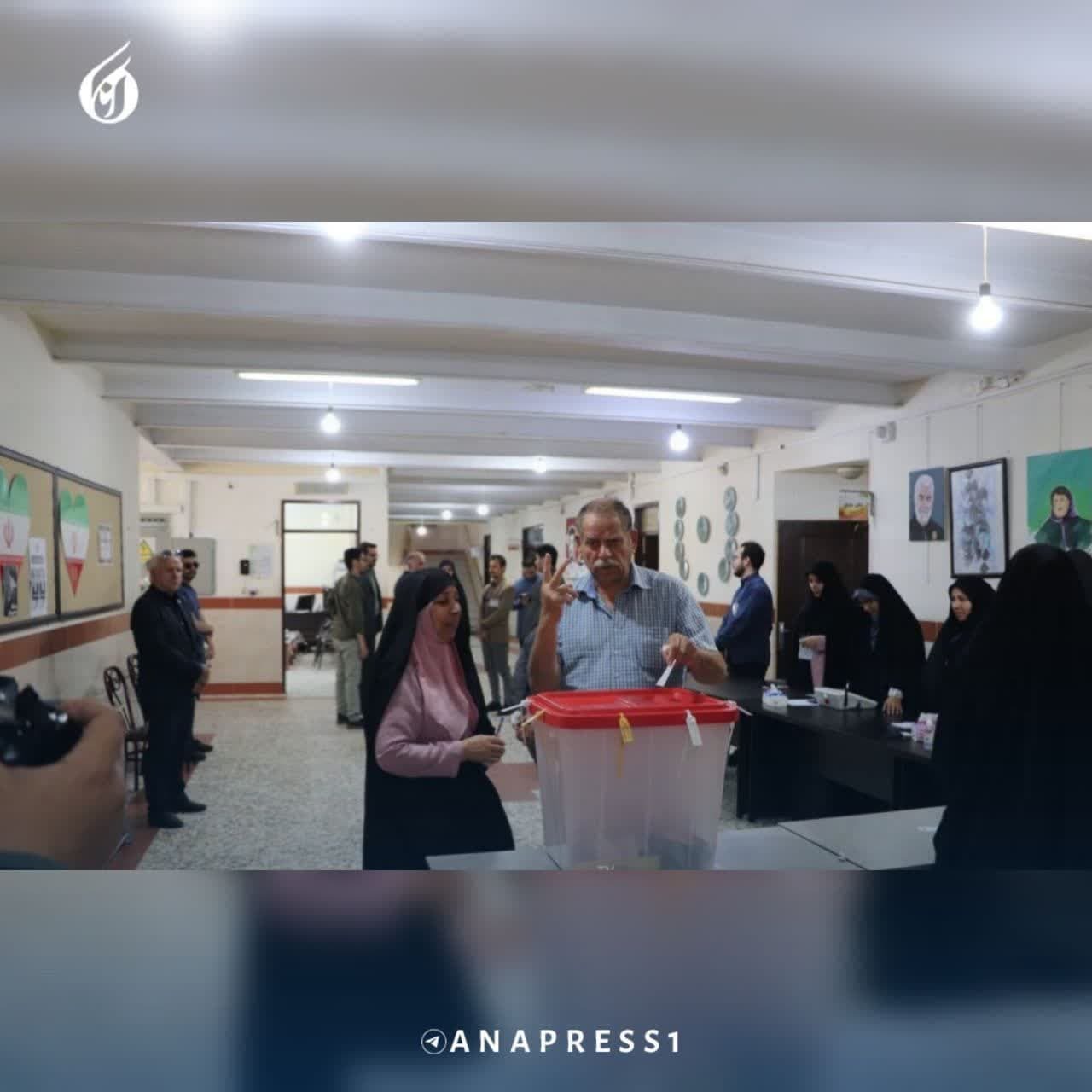 حماسه حضور ملت ایران در گام دوم انتخابات/ شور و شوق کم‌سابقه پای صندوق‌های رأی + فیلم و عکس