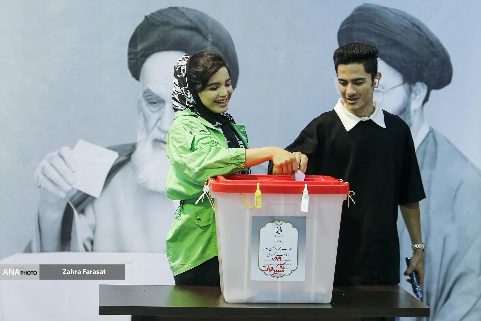 دهه هشتادی ها جشن تکلیف سیاسی خود را گرفتند دهه هشتادی ها جشن تکلیف سیاسی خود را گرفتند