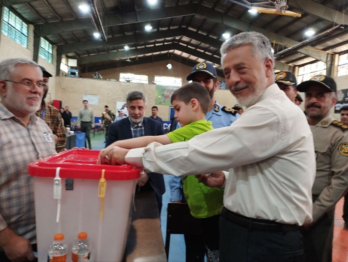 دریادار سیاری: امروز هر ایرانی برای عزت و اقتدار کشورش باید پای صندوق رأی بیاید