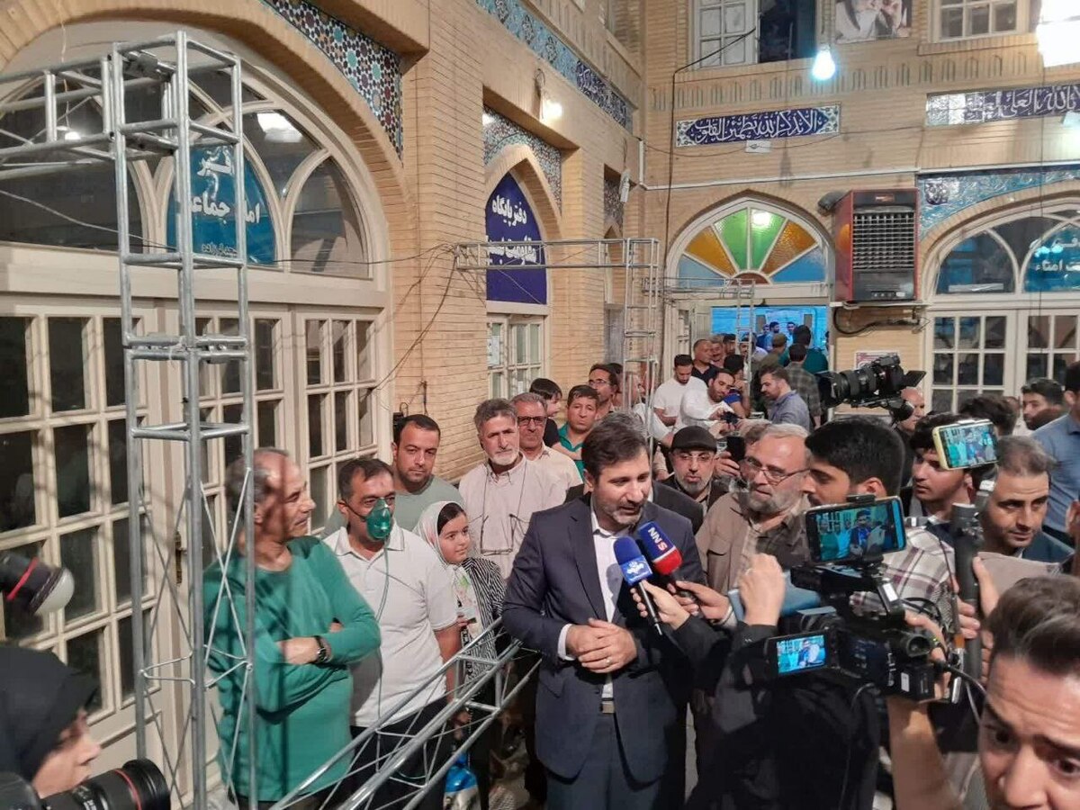 سخنگوی شورای نگهبان در بازدید از مسجد لرزاده با خبرنگاران گفت‌وگو کرد/ مردم نیز از مشکلاتشان گفتند