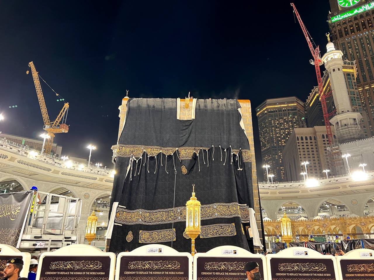 پرده جدید کعبه نصب شد +عکس پرده جدید کعبه نصب شد +عکس
