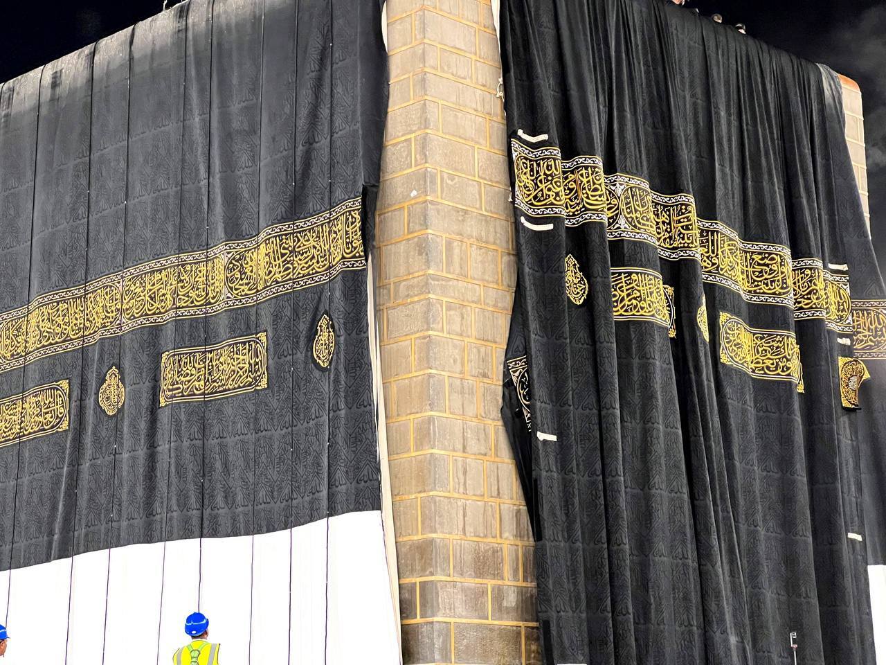 پرده جدید کعبه نصب شد +عکس پرده جدید کعبه نصب شد +عکس