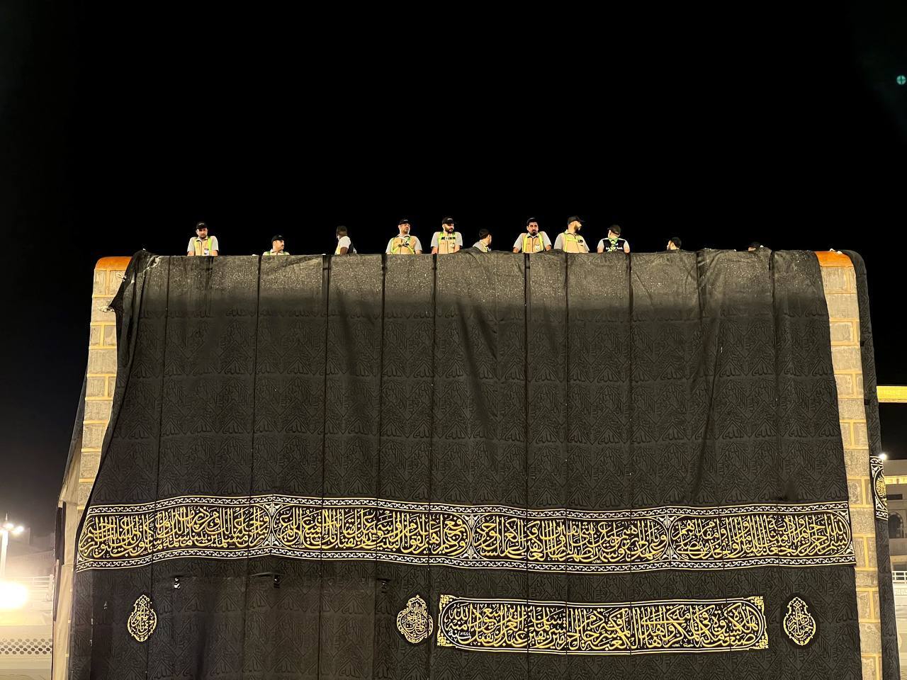 پرده جدید کعبه نصب شد +عکس پرده جدید کعبه نصب شد +عکس