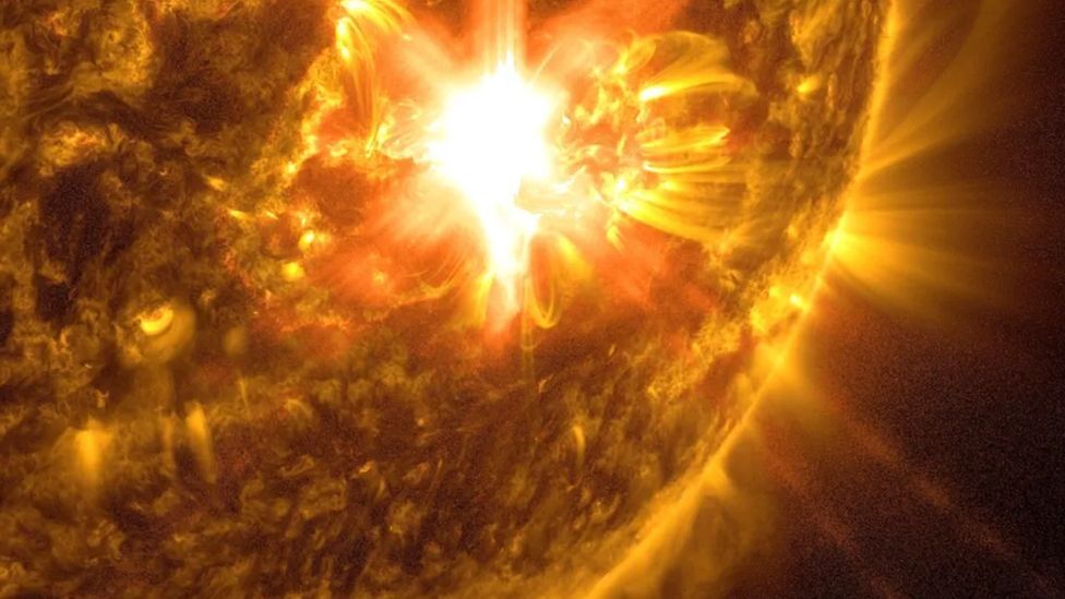 تأثیرات شراره خورشیدی بر زمین تأثیرات شراره خورشیدی بر زمین