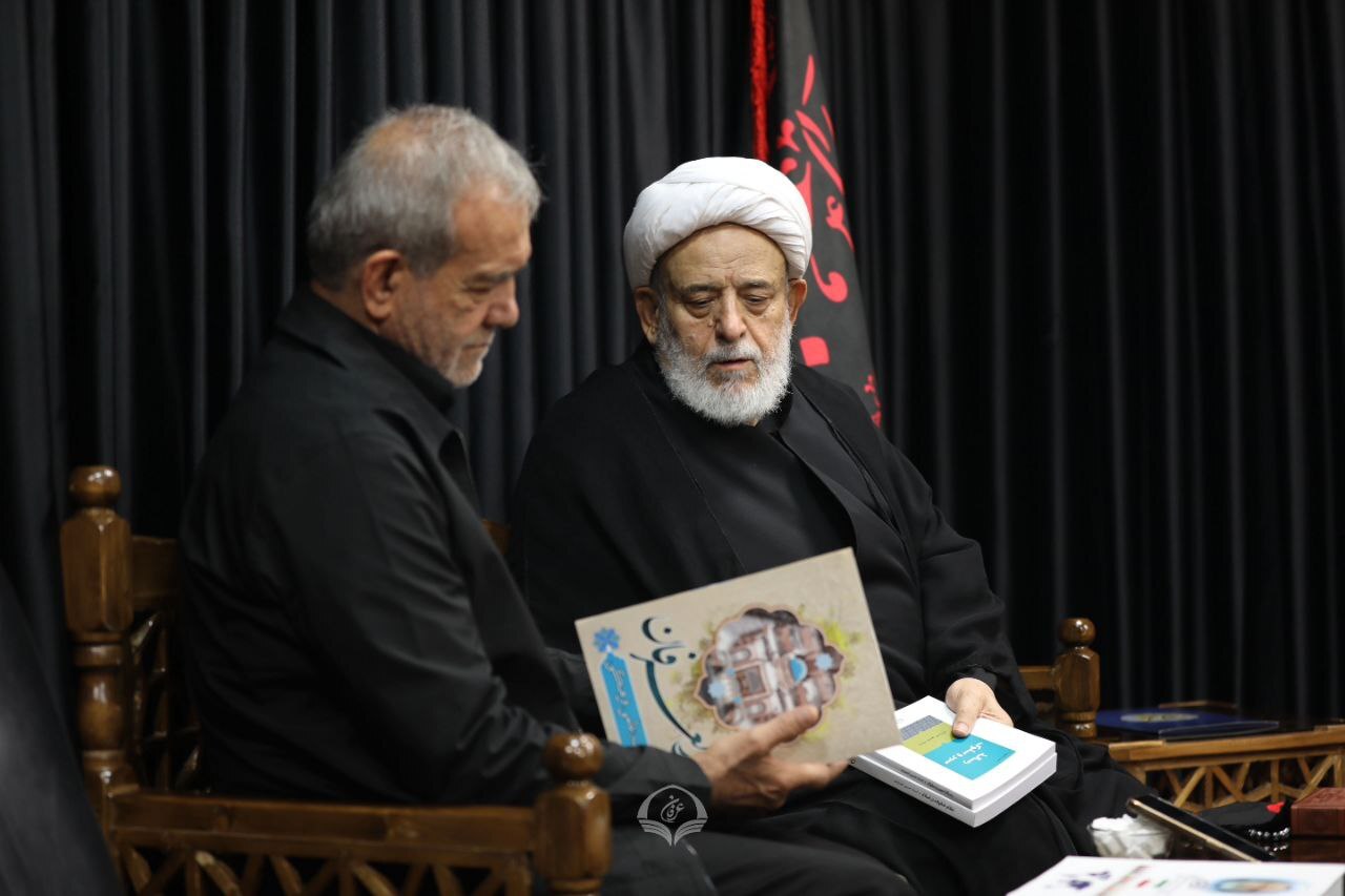 هدیه ویژه استاد انصاریان به پزشکیان هدیه ویژه استاد انصاریان به پزشکیان