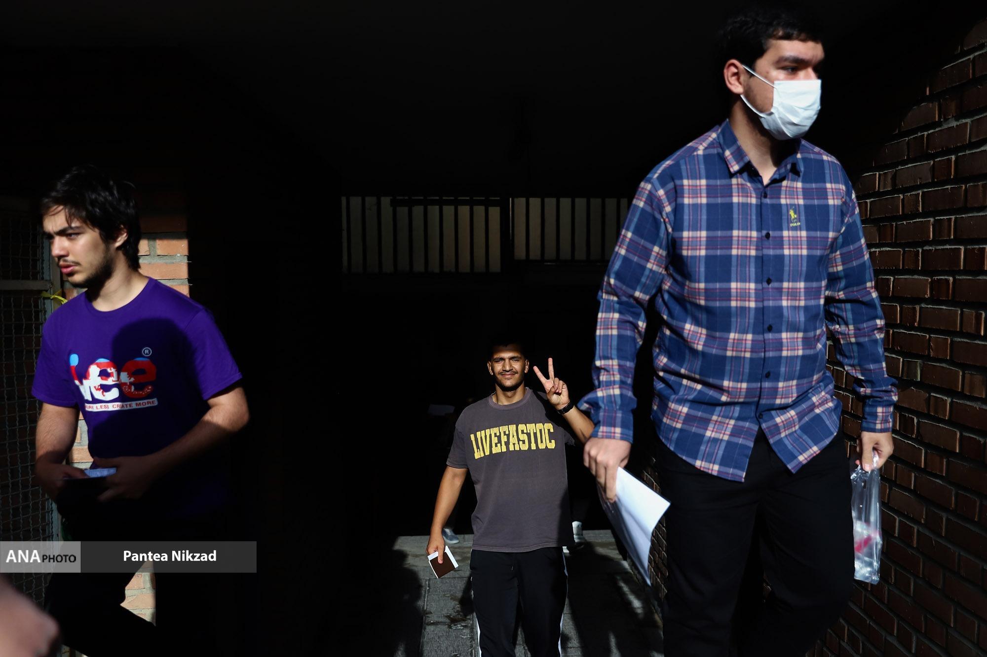 تاثیر قطعی معدل نباید برداشته شود بماند/ اتفاقات تلخ و شیرین روز کنکور؛ از احتمال لو رفتن سوالات آزمون در فضای مجازی تا داوطلبی که با جزوه به حوزه آمد!