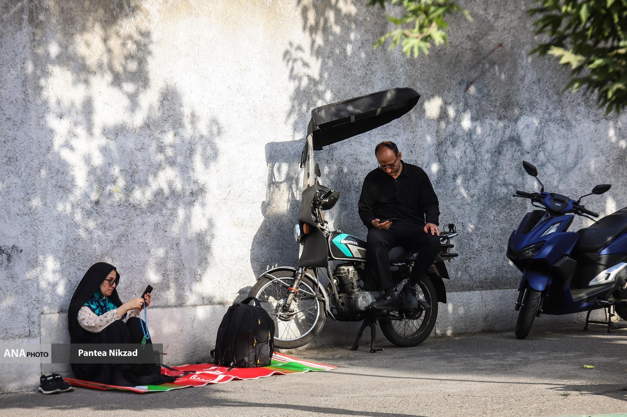 دلواپسی خانوادهها پشت حوزههای کنکور بماند/ اتفاقات تلخ و شیرین روز کنکور؛ از احتمال لو رفتن سوالات آزمون در فضای مجازی تا داوطلبی که با جزوه به حوزه آمد!