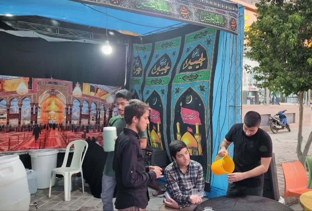 پر از عشق؛ حکایت این روزهای هیئت انصارالحسین(ع)؛ از پول توجیبی دانشجویان تا ماناترین قاب تصویر پر از عشق؛ حکایت این روزهای هیئت انصارالحسین(ع)؛ از پول توجیبی دانشجویان تا ماناترین قاب تصویر