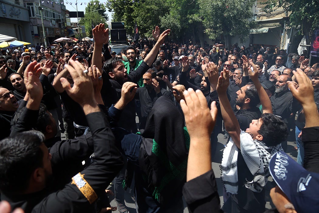 یک ایران غرق در سوگ سقای کربلا/ مردم برای یار وفادار حضرت سیدالشهدا(ع) به سر و سینه زدند یک ایران غرق در سوگ سقای کربلا/ مردم برای یار وفادار حضرت سیدالشهدا(ع) به سر و سینه زدند