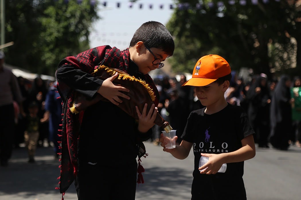 یک ایران غرق در سوگ سقای کربلا/ مردم برای یار وفادار حضرت سیدالشهدا(ع) به سر و سینه زدند یک ایران غرق در سوگ سقای کربلا/ مردم برای یار وفادار حضرت سیدالشهدا(ع) به سر و سینه زدند