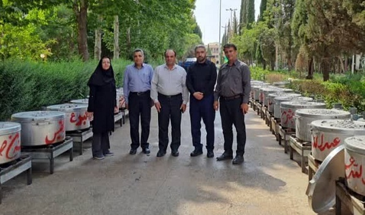 طبخ و توزیع ۷۲ دیگ اطعام حسینی نذری در دانشگاه آزاد مرودشت