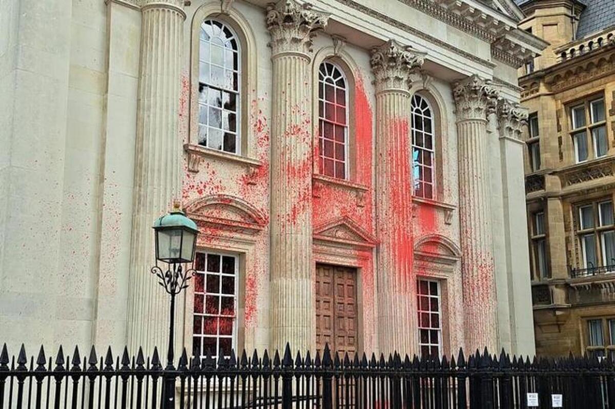 حمله دانشجویان حامی فلسطین به دانشگاه کمبریج با اسپری رنگ