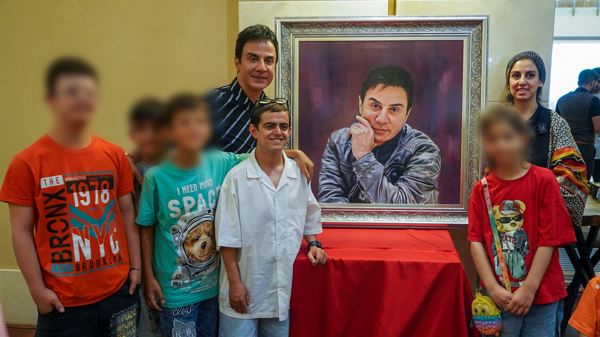 مجری محبوب کودکان سوژه نقاشی شد/ رونمایی از پرتره شاد عموپورنگ در یک جمع پرنشاط کودکانه