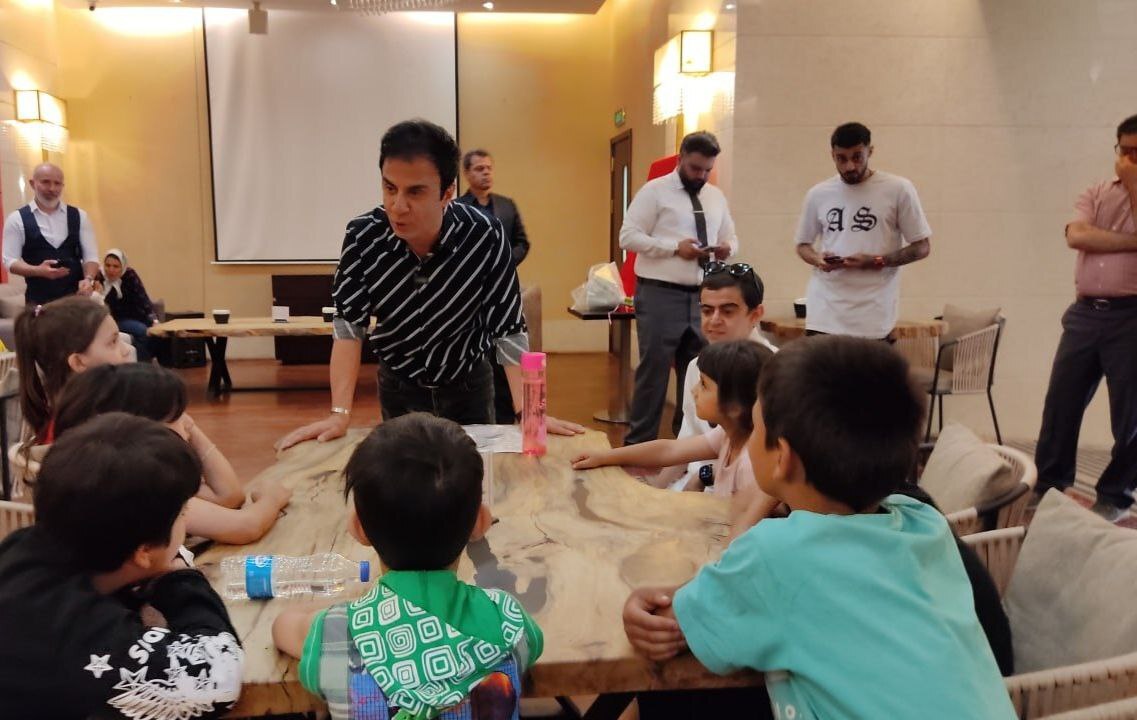 مجری محبوب کودکان سوژه نقاشی شد/ رونمایی از پرتره شاد عموپورنگ در یک جمع پرنشاط کودکانه مجری محبوب کودکان سوژه نقاشی شد/ رونمایی از پرتره شاد عموپورنگ در یک جمع پرنشاط کودکانه