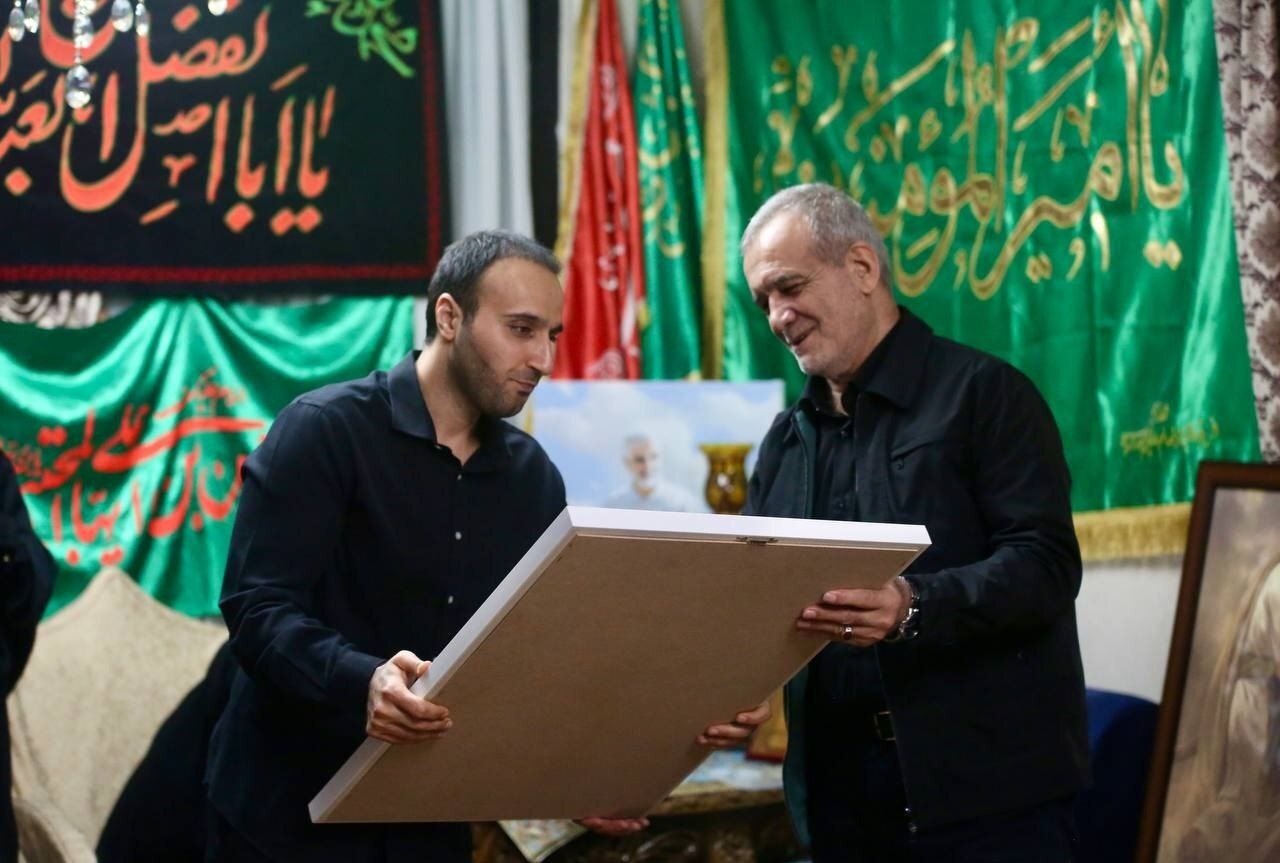 دیدار پزشکیان با خانواده شهید سلیمانی دیدار پزشکیان با خانواده شهید سلیمانی