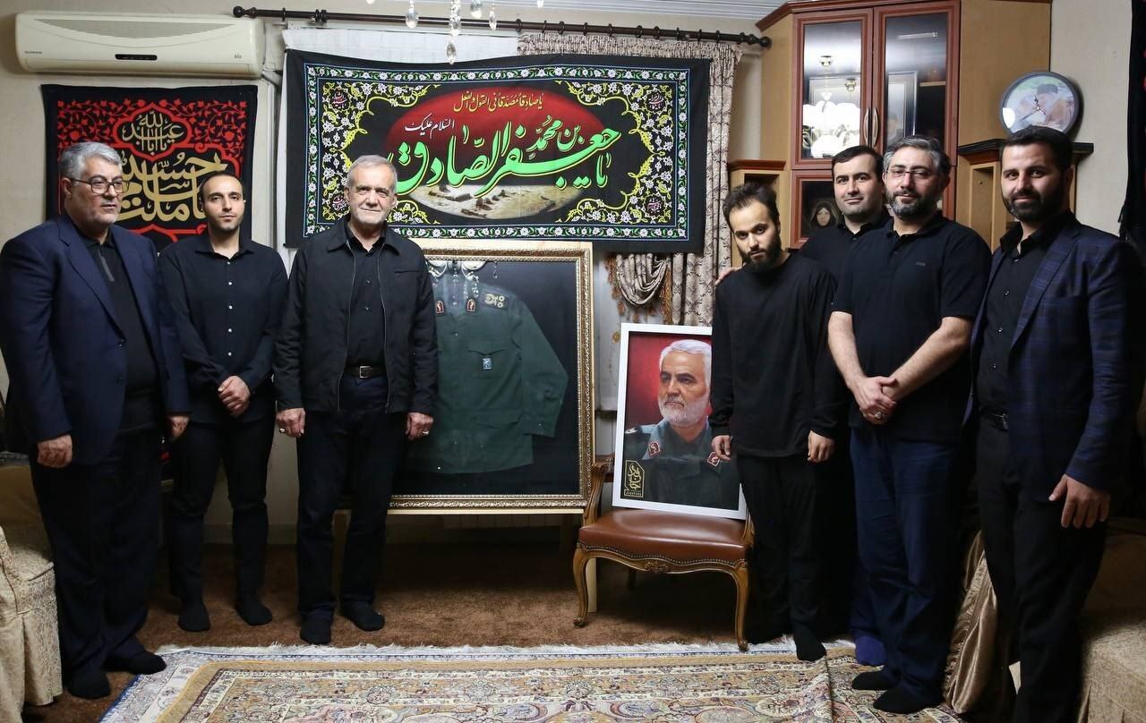 دیدار پزشکیان با خانواده شهید سلیمانی دیدار پزشکیان با خانواده شهید سلیمانی