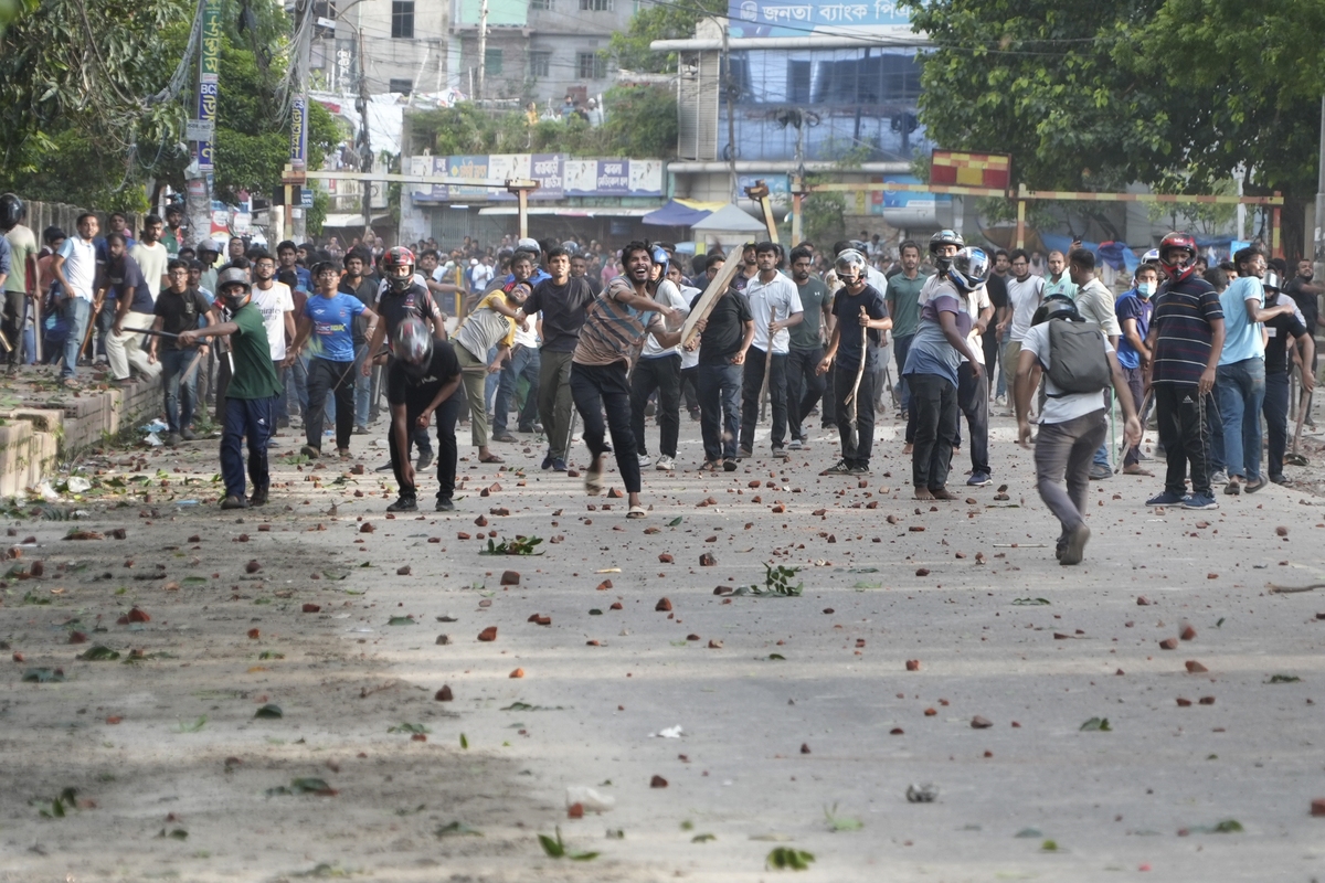 اعتراضات خونین دانشجویی در بنگلادش؛ درگیری‌ با پلیس و تعطیلی دانشگاه‌ها بر سر نظام سهمیه‌بندی