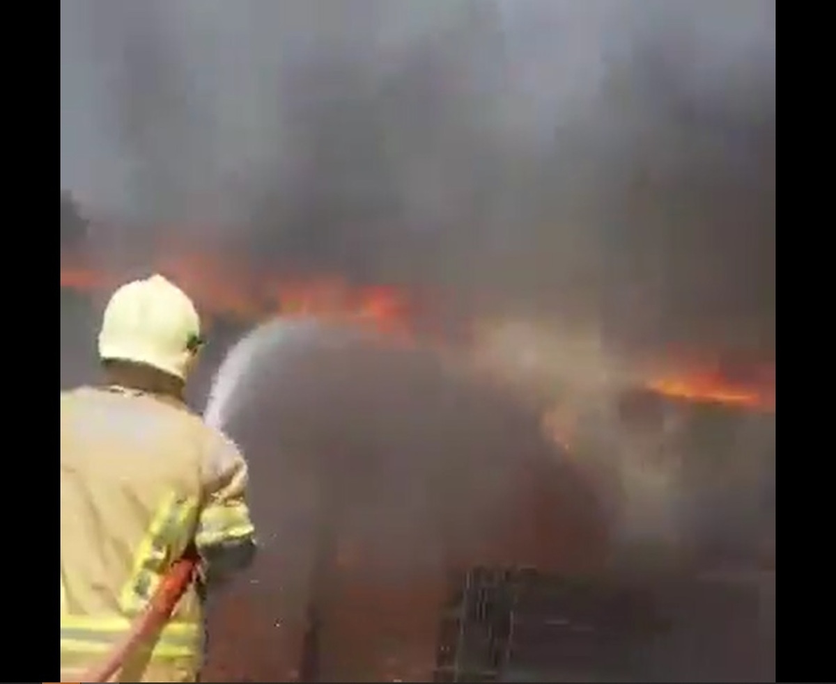 آتش‌سوزی در یک انبار بزرگ در تهران +فیلم
