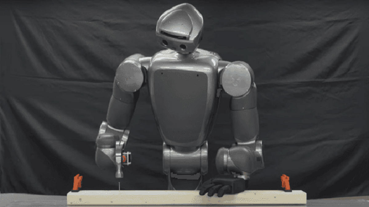 ربات انسان‌نمای ژاپنی با میخ و چکش کار می‌کند