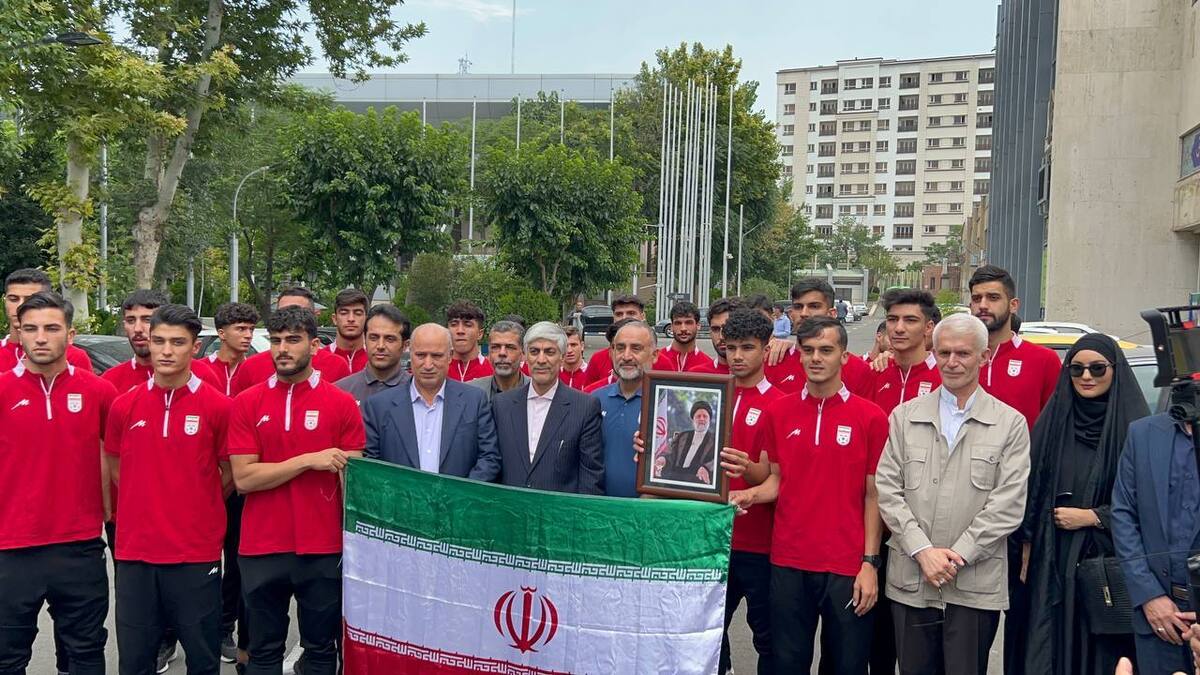 حضور تیم ملی جوانان در ورزشگاه شیرودی و تقدیر وزیر ورزش از حسین عبدی+ فیلم