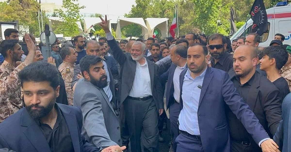 اعضای شورای دانشگاه تهران در مقابل سردر اصلی دانشگاه تجمع می‌کنند