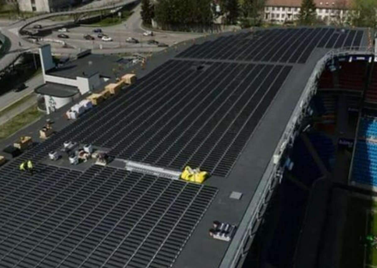 نصب بزرگ‌ترین پنل خورشیدی عمودی جهان در یک استادیوم فوتبال 