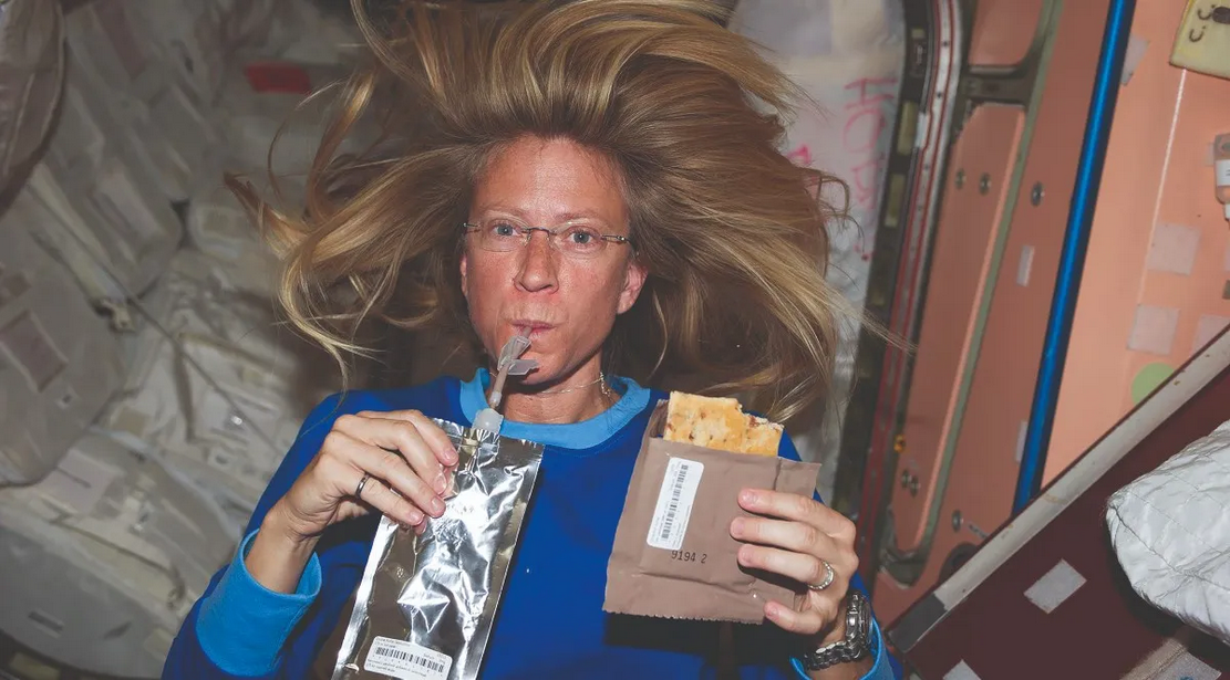 فضانوردان در فضا چه میخورند؟ فضانوردان در فضا چه میخورند؟