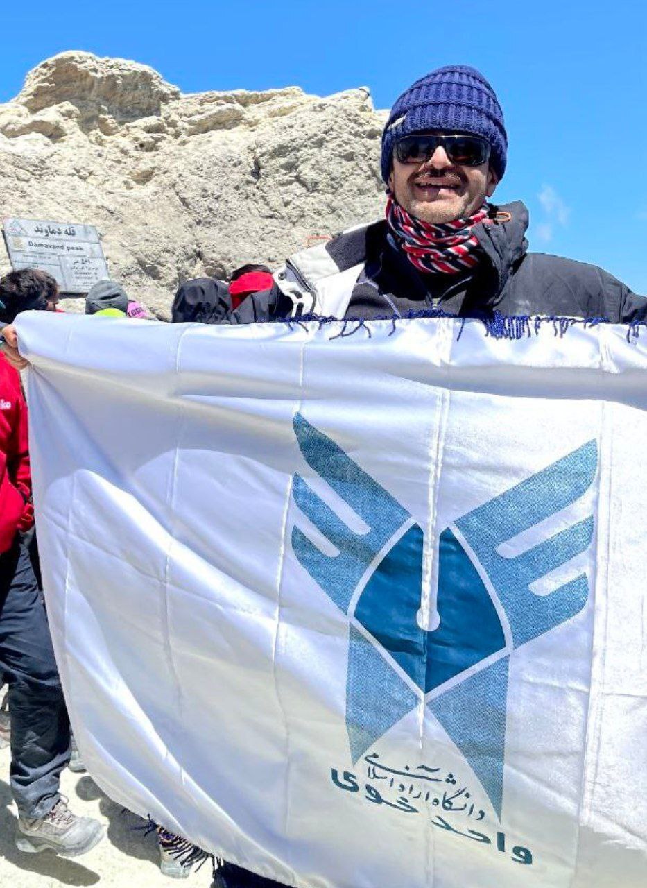 عضو هیئت علمی دانشگاه آزاد موفق به فتح قله دماوند شد عضو هیئت علمی دانشگاه آزاد موفق به فتح قله دماوند شد