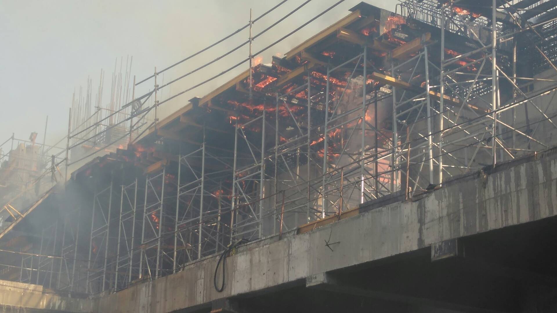 آتش سوزی ساختمان نیمهکاره در خیابان ولیعصر آتش سوزی ساختمان نیمهکاره در خیابان ولیعصر