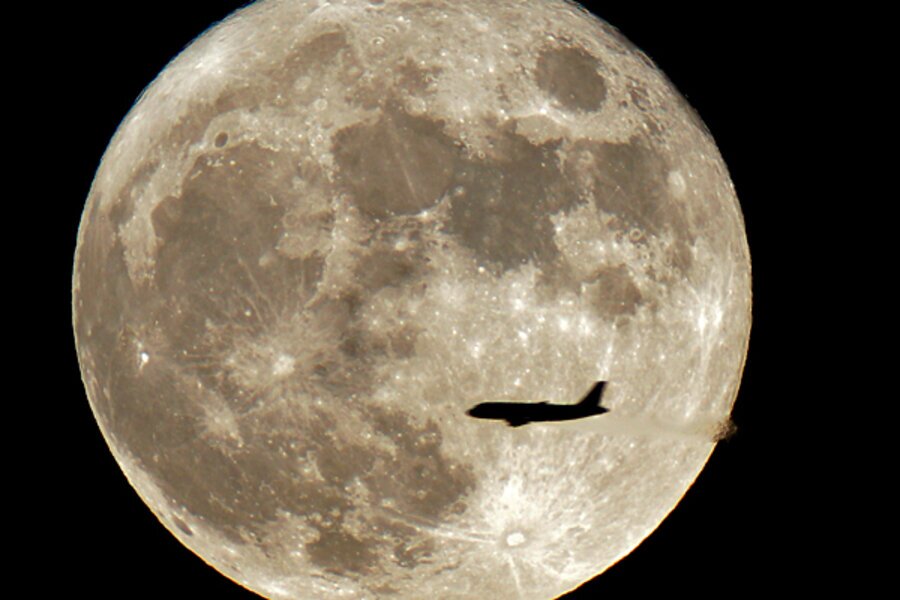 ماه از زمین فاصله می گیرد! ماه از زمین فاصله می گیرد!