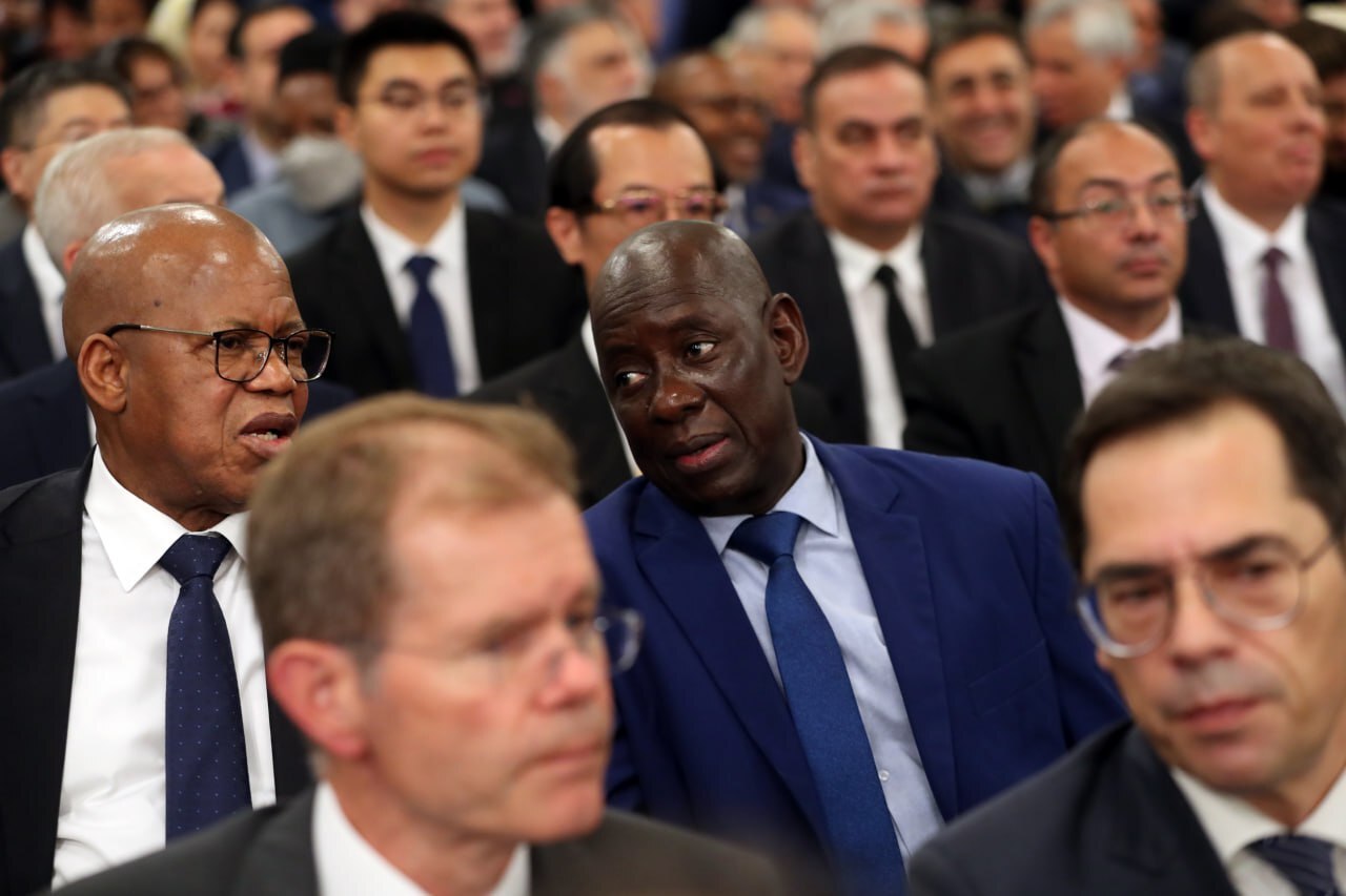 تنفیذ رأی مردم توسط رهبر انقلاب و انتصاب پزشکیان به سمت رئیس جمهور ایران تنفیذ رأی مردم توسط رهبر انقلاب و انتصاب پزشکیان به سمت رئیس جمهور ایران