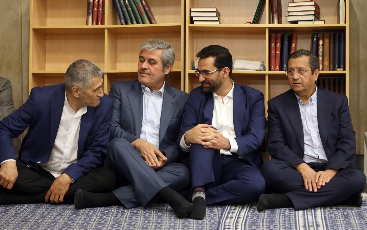 تنفیذ رأی مردم توسط رهبر انقلاب و انتصاب پزشکیان به سمت رئیس جمهور ایران تنفیذ رأی مردم توسط رهبر انقلاب و انتصاب پزشکیان به سمت رئیس جمهور ایران