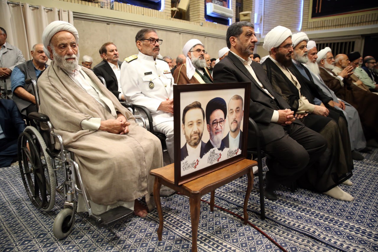 تنفیذ رأی مردم توسط رهبر انقلاب و انتصاب پزشکیان به سمت رئیس جمهور ایران تنفیذ رأی مردم توسط رهبر انقلاب و انتصاب پزشکیان به سمت رئیس جمهور ایران