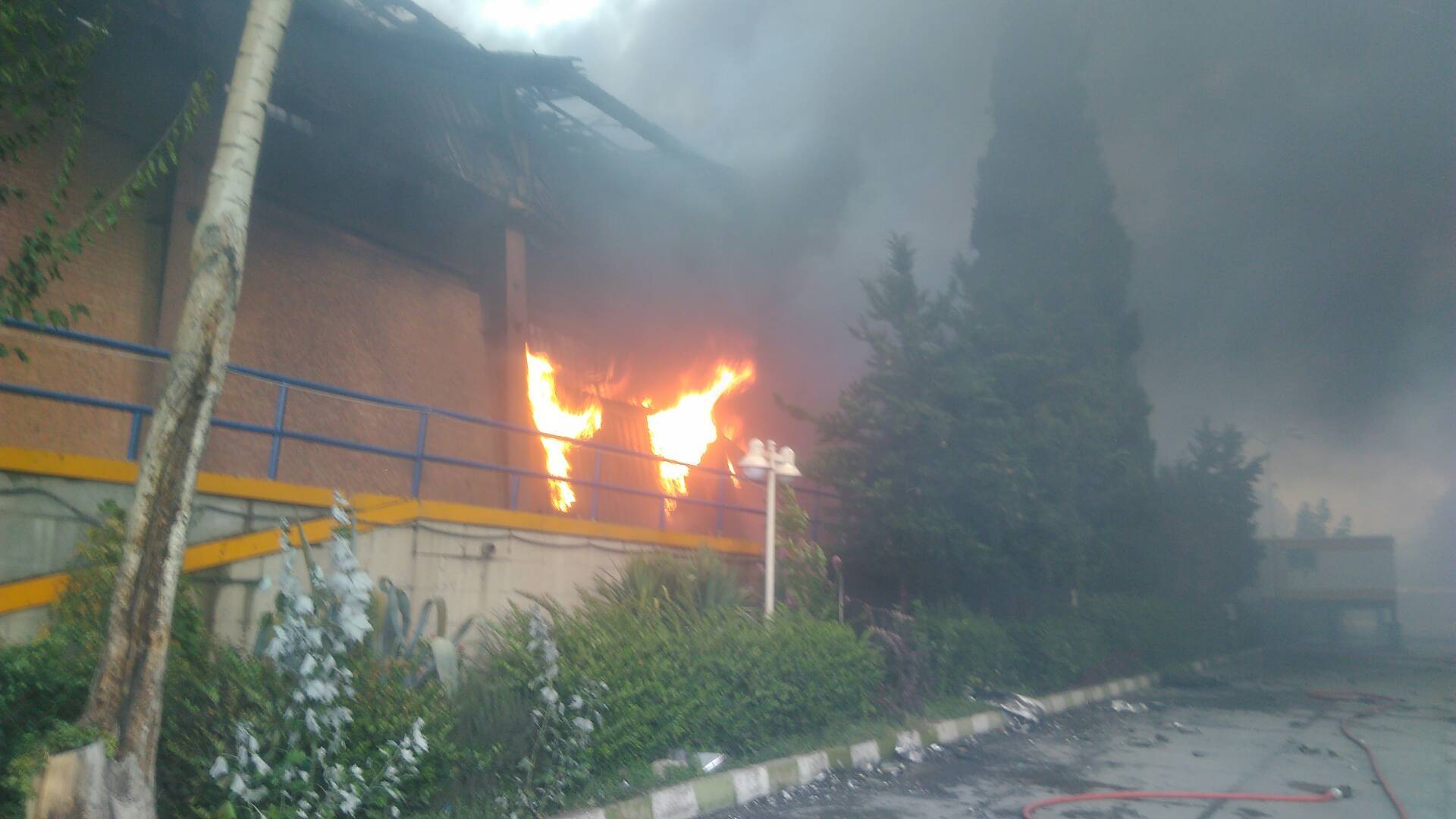 آتش‌سوزی انبار کالا در جاده قدیم کرج+ عکس و فیلم