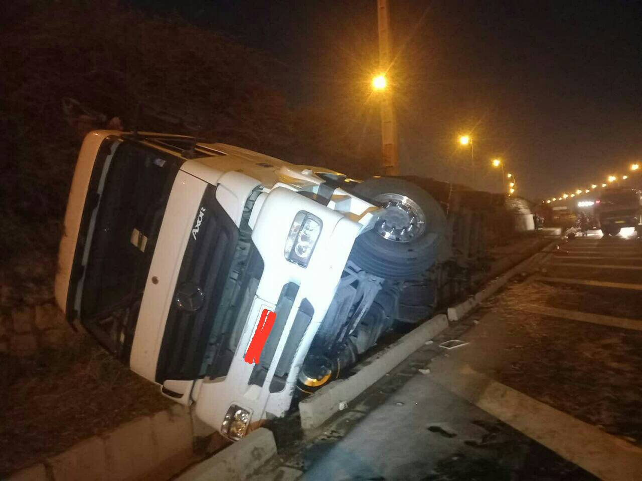 واژگونی تانکر مشتقات بنزین در آزادگان/ خطر انفجار مهیب برطرف شد واژگونی تانکر مشتقات بنزین در آزادگان/ خطر انفجار مهیب برطرف شد