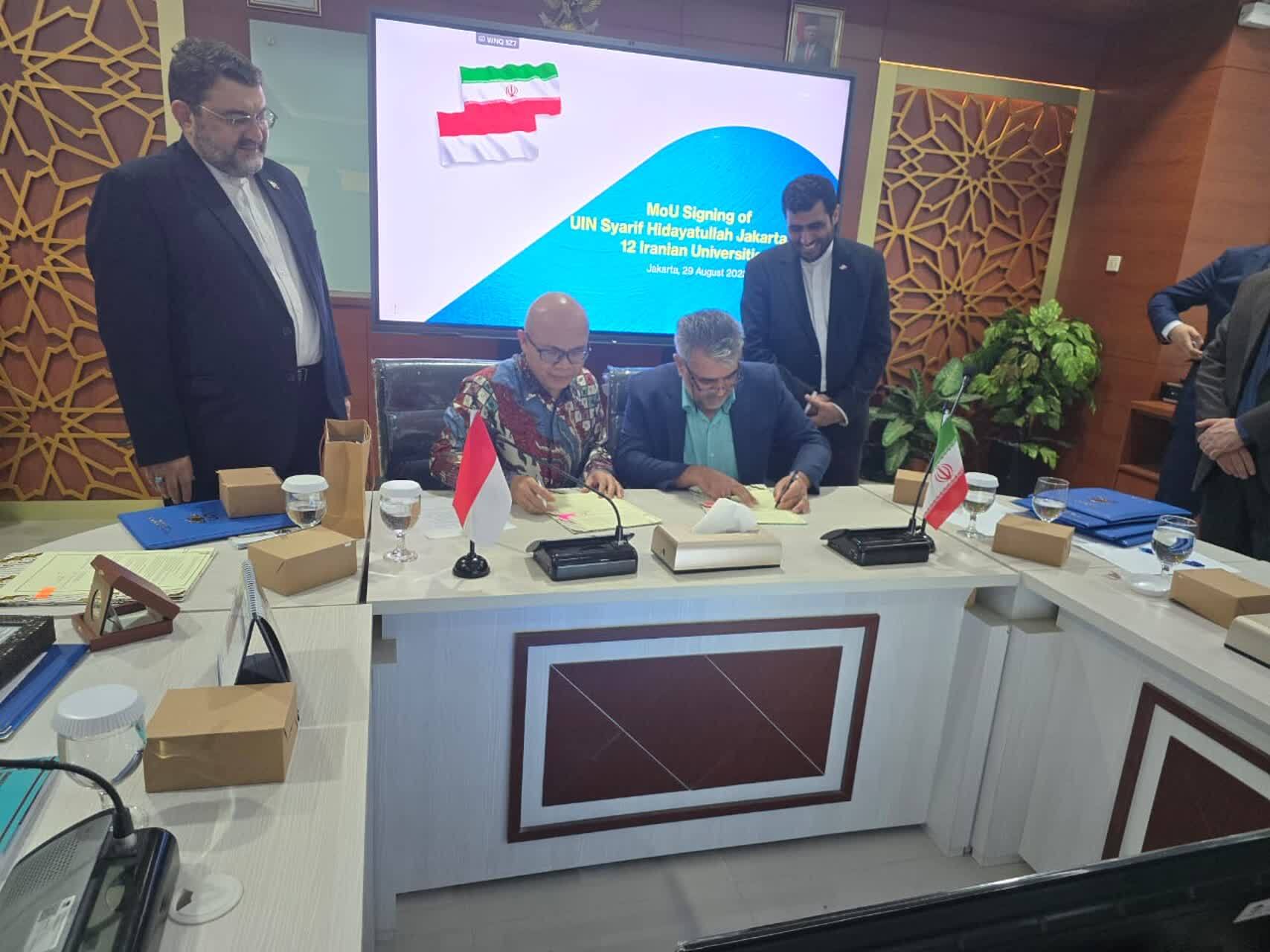 امضای تفاهمنامه از جنس دیپلماسی ایرانی بر مبنای چرخش تحول آفرین دانشگاه آزاد امضای تفاهمنامه از جنس دیپلماسی ایرانی بر مبنای چرخش تحول آفرین دانشگاه آزاد