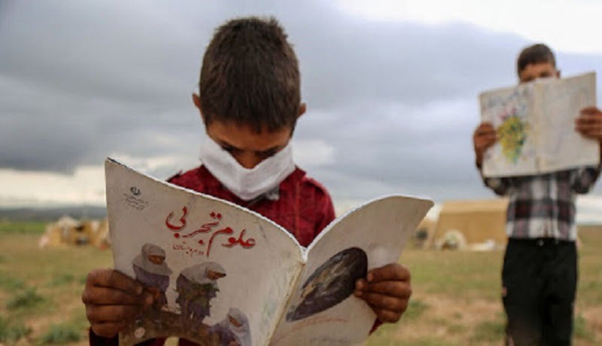 انگار هنوز کودکانی هستند که قرار است به هر بهانه‌ای مهر امسال هم پشت در‌های بسته مدارس جا بمانند