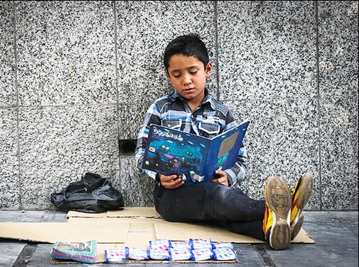 انگار هنوز کودکانی هستند که قرار است به هر بهانه‌ای مهر امسال هم پشت در‌های بسته مدارس جا بمانند