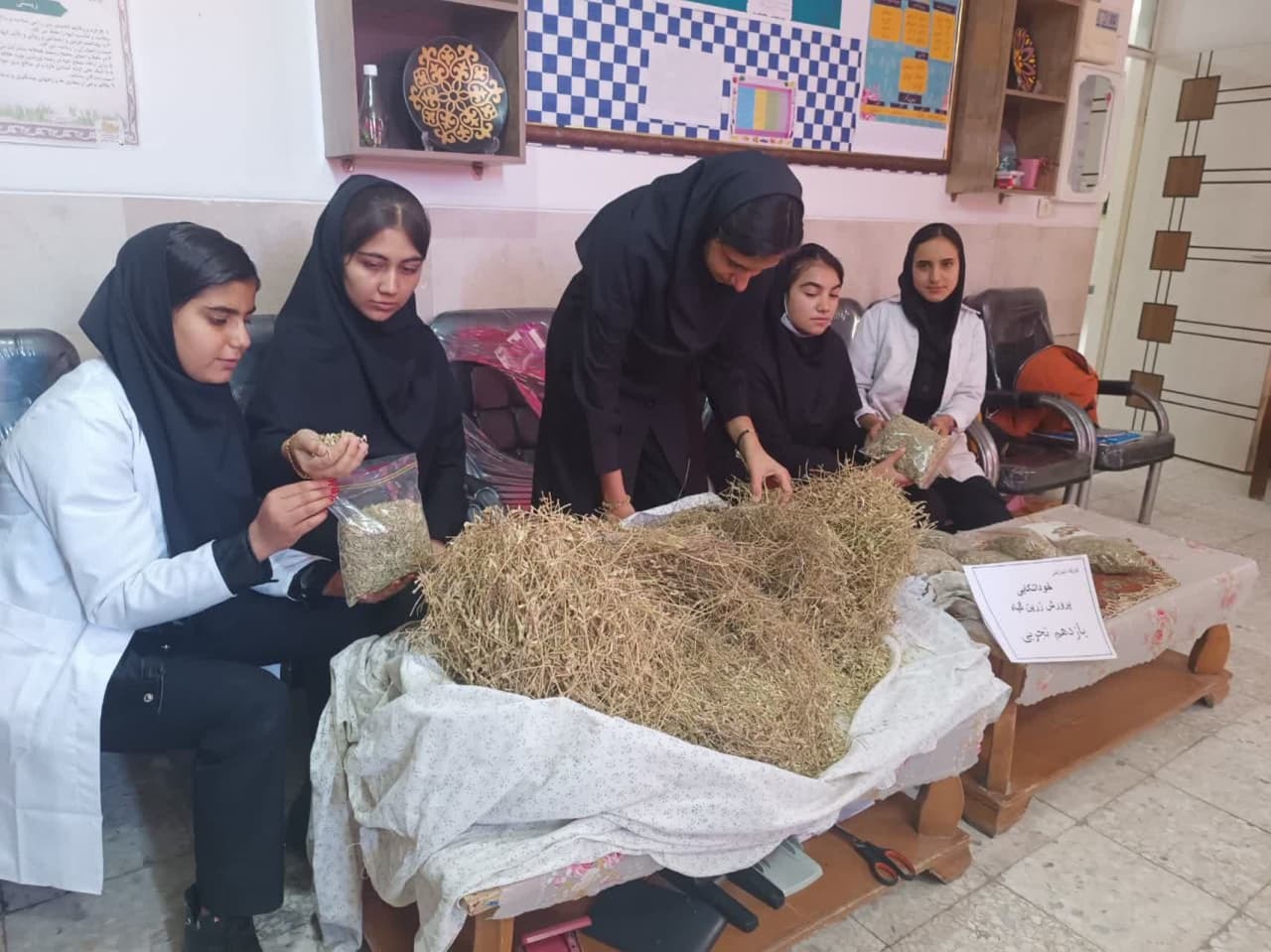 غوغای طلای آبی در روستای ملی صنایع دستی / دانش آموزان هنرستان آفرینش سمیرم، از مهارت آموزی به کسب درآمد رسیده اند غوغای طلای آبی در روستای ملی صنایع دستی / دانش آموزان هنرستان آفرینش سمیرم، از مهارت آموزی به کسب درآمد رسیده اند