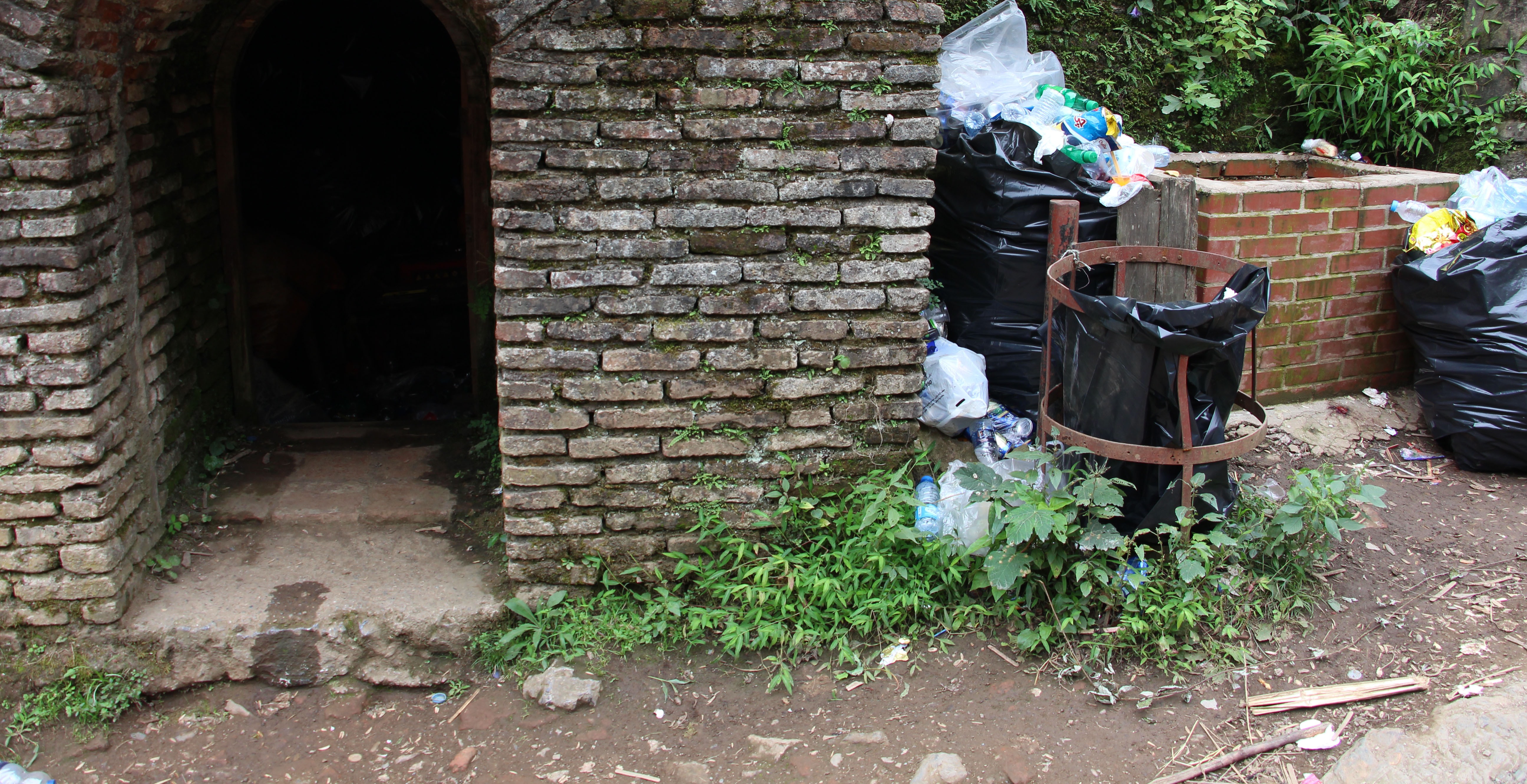 قلعه رودخان یا قلعه زباله‌ها؟! / وقتی یک بنای میراثی زباله‌دان تاریخ می‌شود