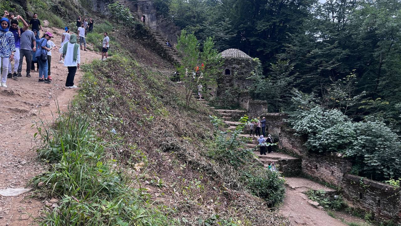 قلعه رودخان یا قلعه زباله‌ها؟! / وقتی یک بنای میراثی زباله‌دان تاریخ می‌شود