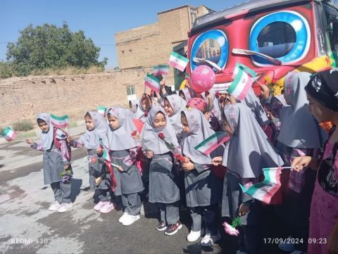 تنها مینی بوس روستا برای کلاس اولی‌ها/ دانش آموزان امروز با سرویس رنگارنگ جدید شگفت زده شدند