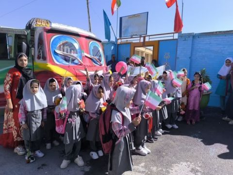 تنها مینی بوس روستا برای کلاس اولی‌ها/ دانش آموزان امروز با سرویس رنگارنگ جدید شگفت زده شدند