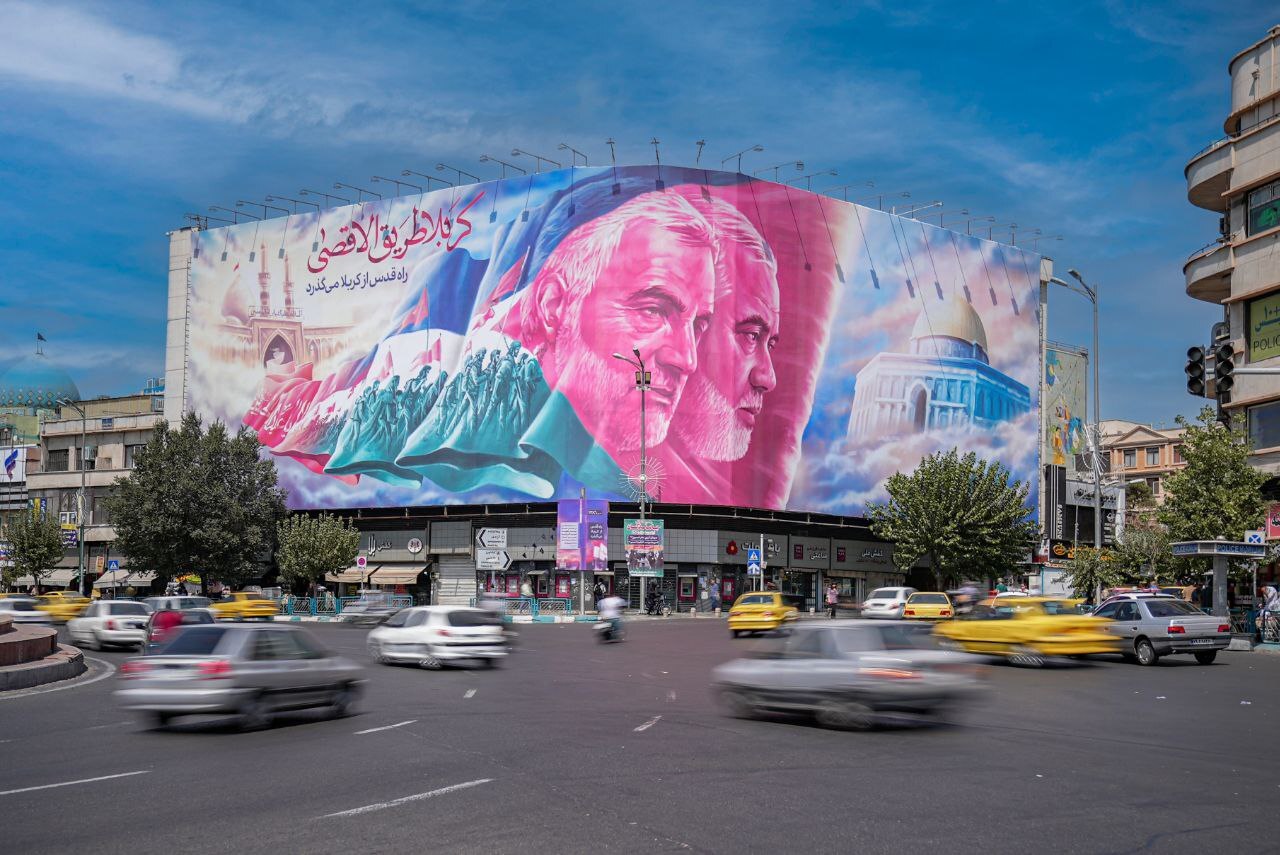 رونمایی از جدیدترین دیوارنگاره میدان انقلاب همزمان با اربعین برائت رونمایی از جدیدترین دیوارنگاره میدان انقلاب همزمان با اربعین برائت