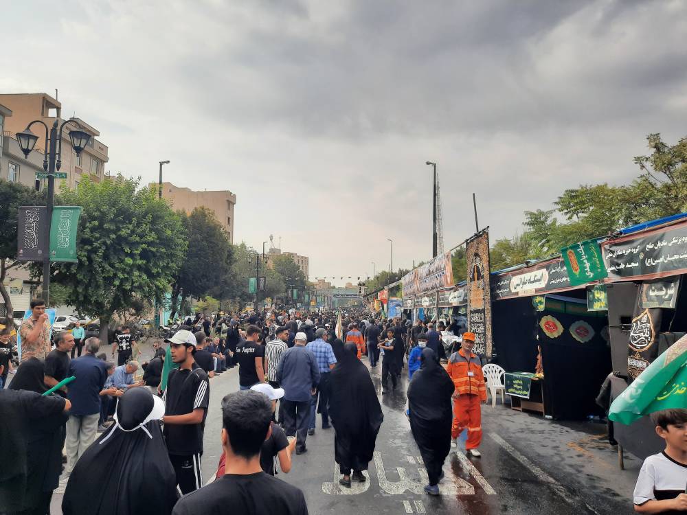تهران برای زائران جامانده اربعین آغوش باز کرد/ طریق مشایه؛ از میدان امام حسین تا حرم سیدالکریم +عکس